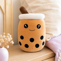 Peluche bubble tea boba posee dans une chambre cosy aux tons creme
