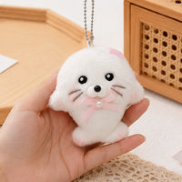 Peluche phoque porte-clé avec nœud - mise en situation