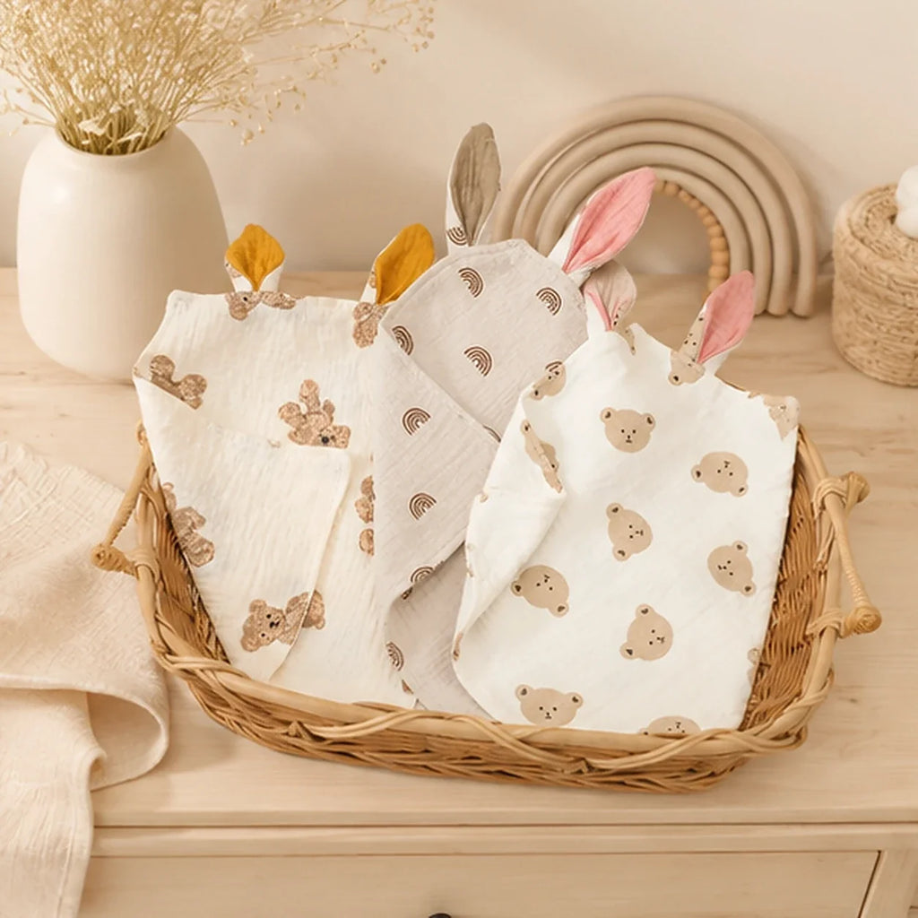 Doudou bébé oreilles de lapin - mise en situation