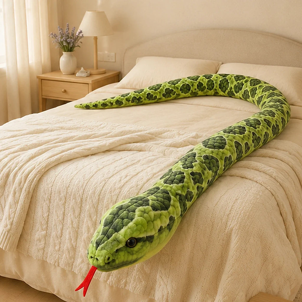 Très grande peluche serpent - mise en situation