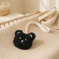 Attache-tétine doudou ours noir — mise en situation