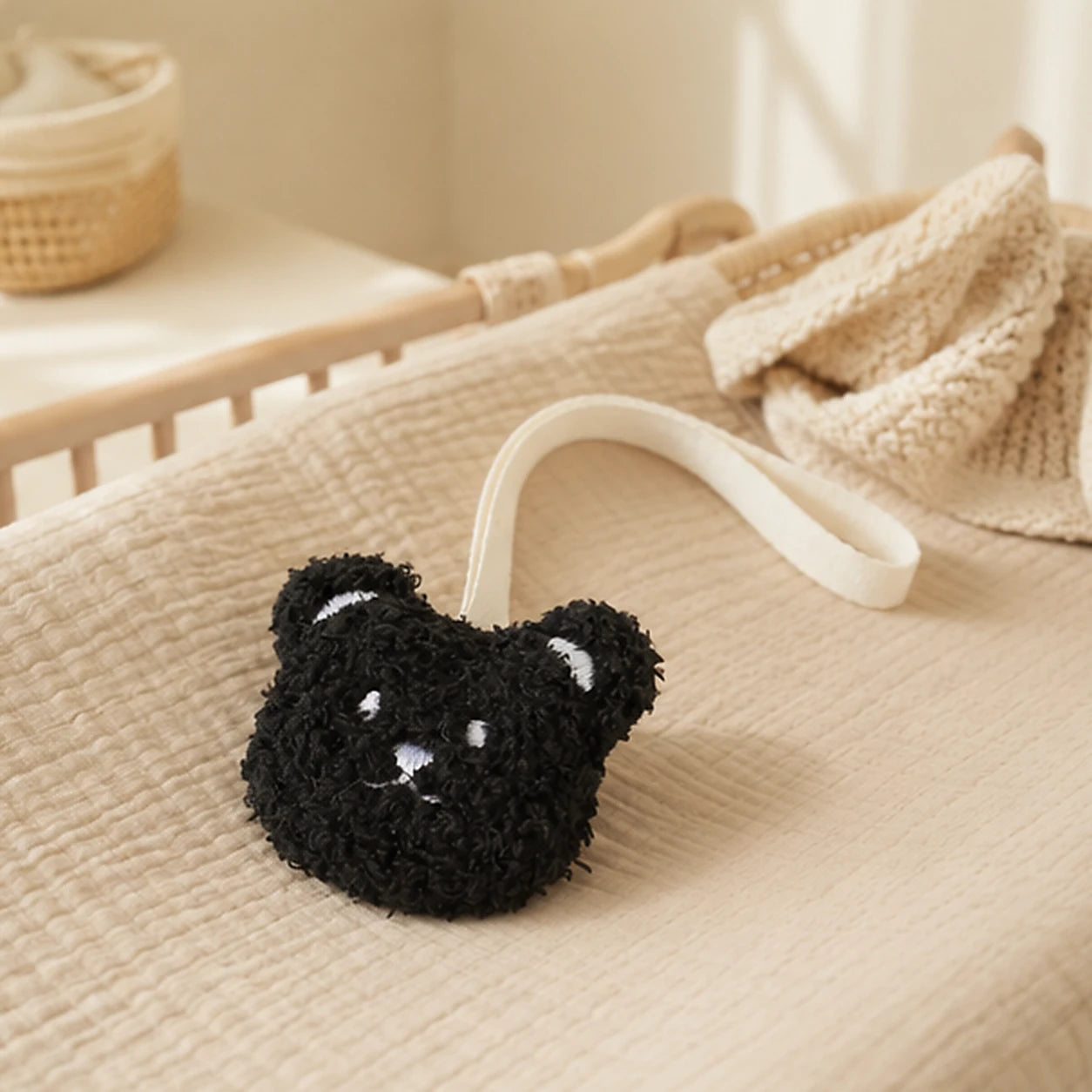 Attache-tétine doudou ours noir — mise en situation