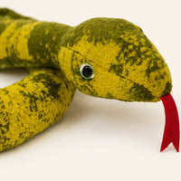 Serpent en peluche vert foncé — détail texture