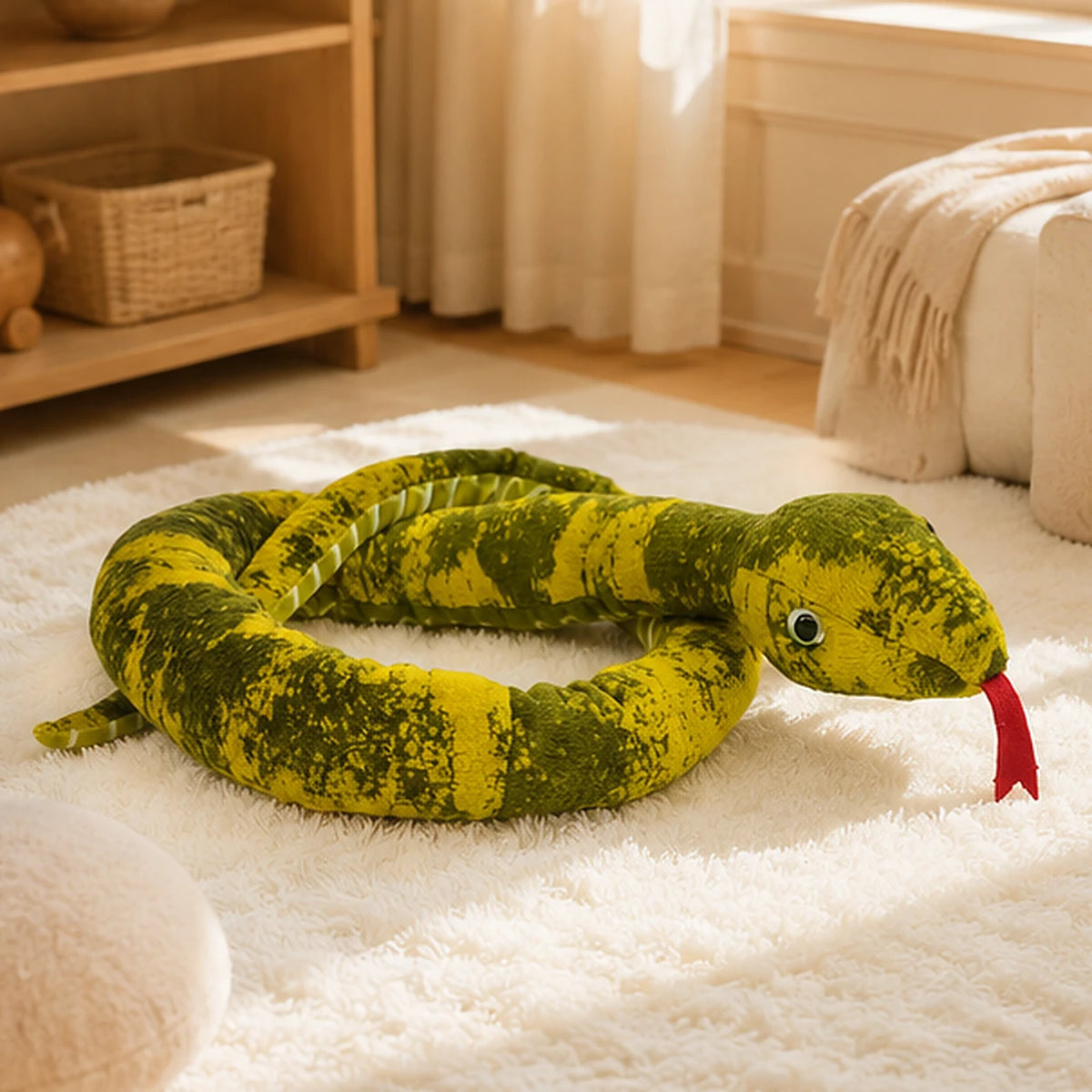 Serpent en peluche vert foncé — mise en situation