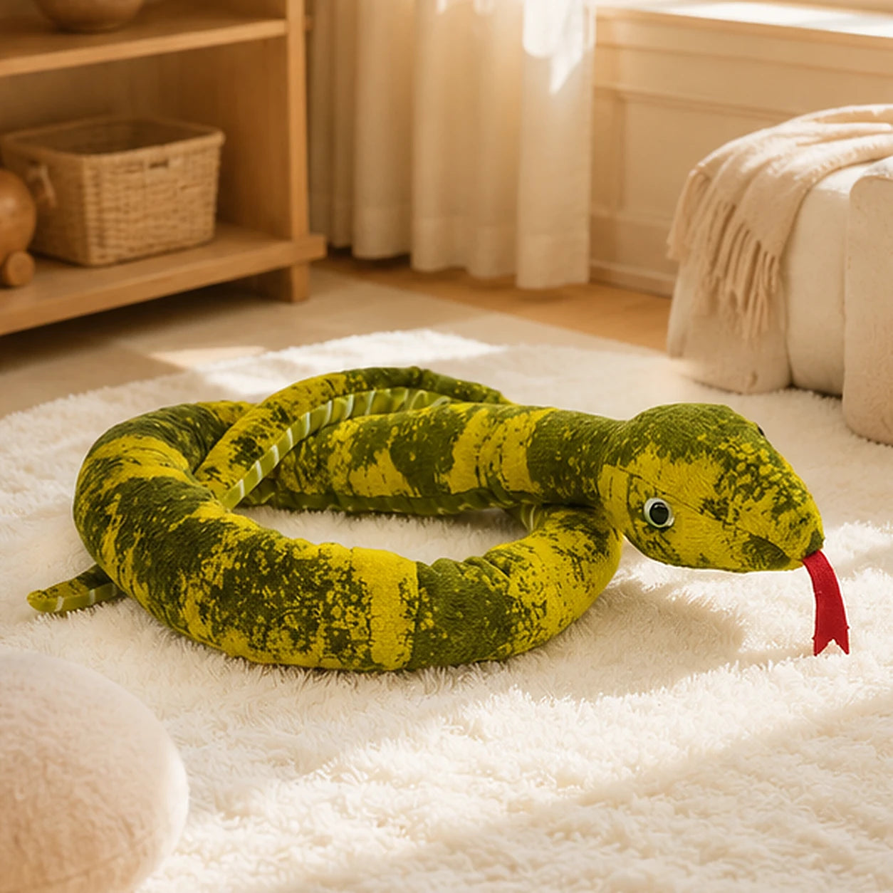 Serpent en peluche vert foncé — mise en situation