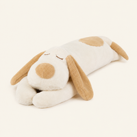 Peluche chien allongé blanc et beige, vue principale sur fond ivoire