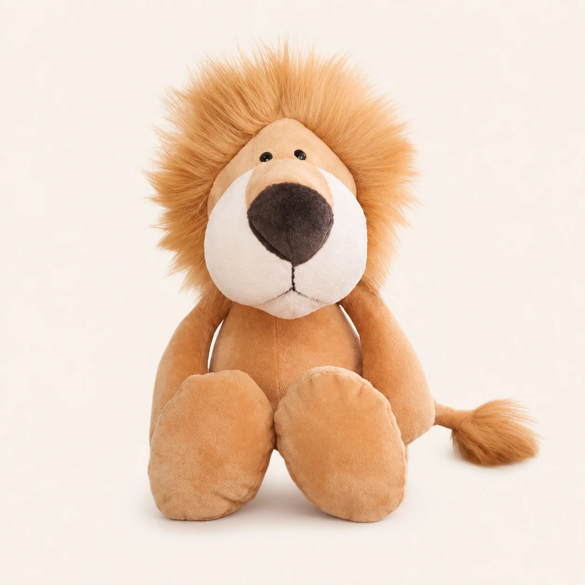 Peluche lion assise, vue de face, fond ivoire
