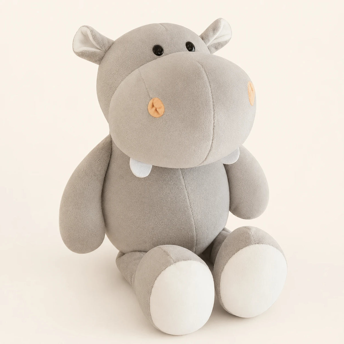 Peluche hippopotame grise assise, vue principale sur fond ivoire