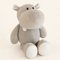 Peluche hippopotame grise assise, vue principale sur fond ivoire