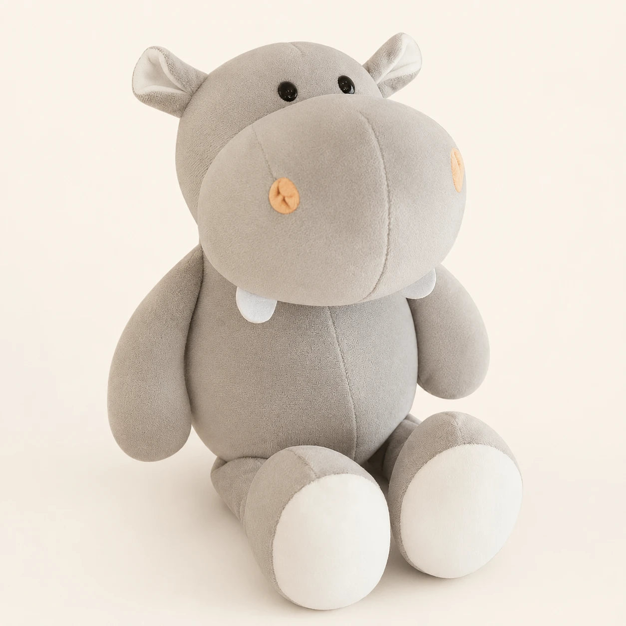 Peluche hippopotame grise assise, vue principale sur fond ivoire