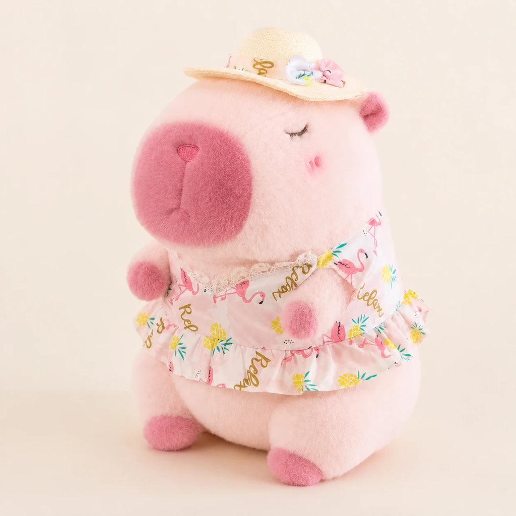 Peluche capybara rose au chapeau de paille, vue de face sur fond ivoire