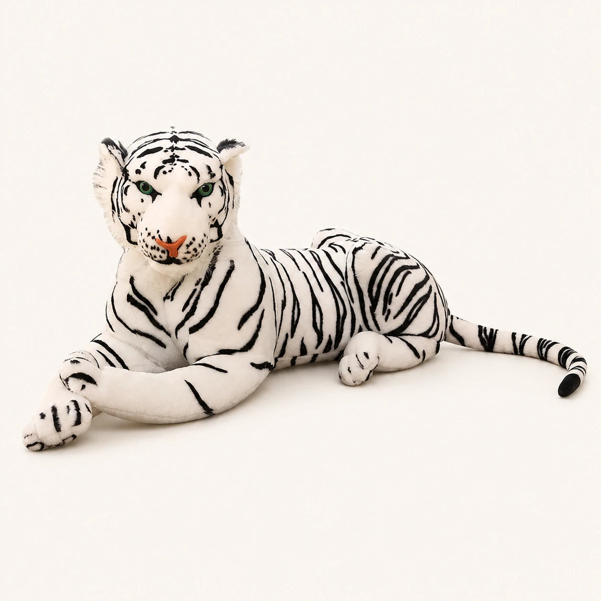 Grande peluche tigre blanc réaliste allongée, fond beige ivoire