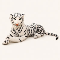 Grande peluche tigre blanc réaliste allongée, fond beige ivoire
