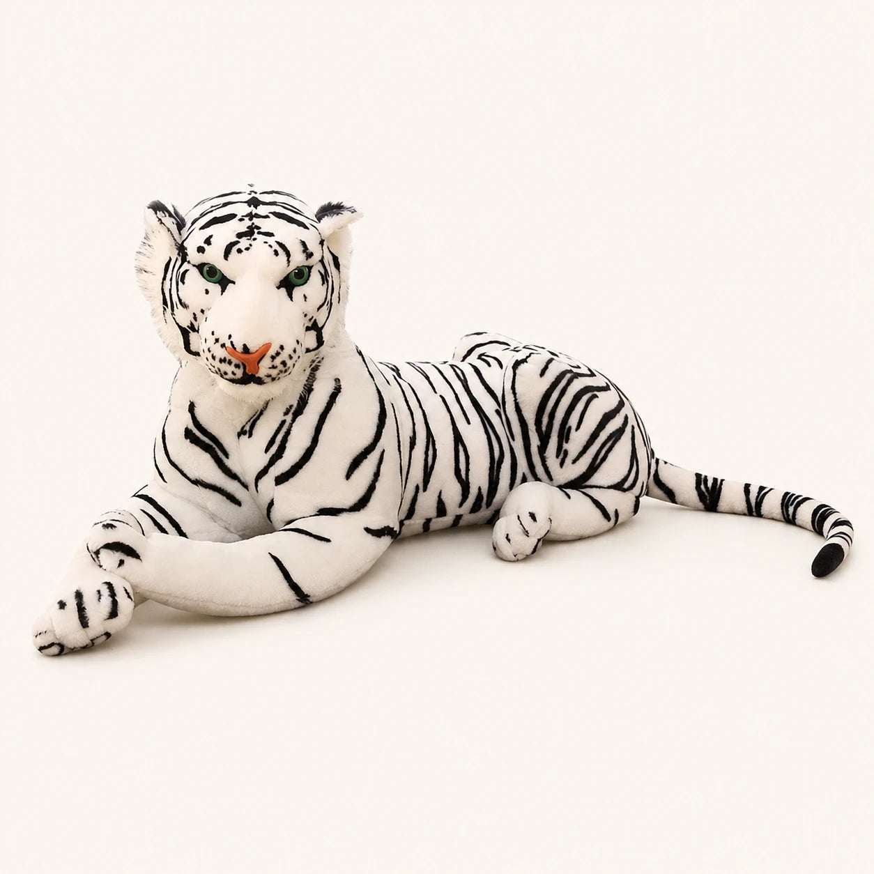 Grande peluche tigre blanc réaliste allongée, fond beige ivoire