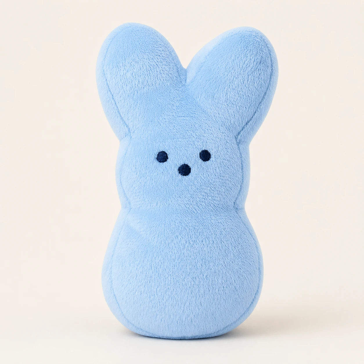 Peluche lapin de Pâques bleu style Peeps, vue de face, environ 15 cm, fond ivoire
