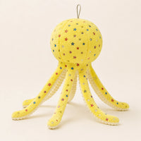 Peluche pieuvre jaune à étoiles, autre angle montrant les longues pattes