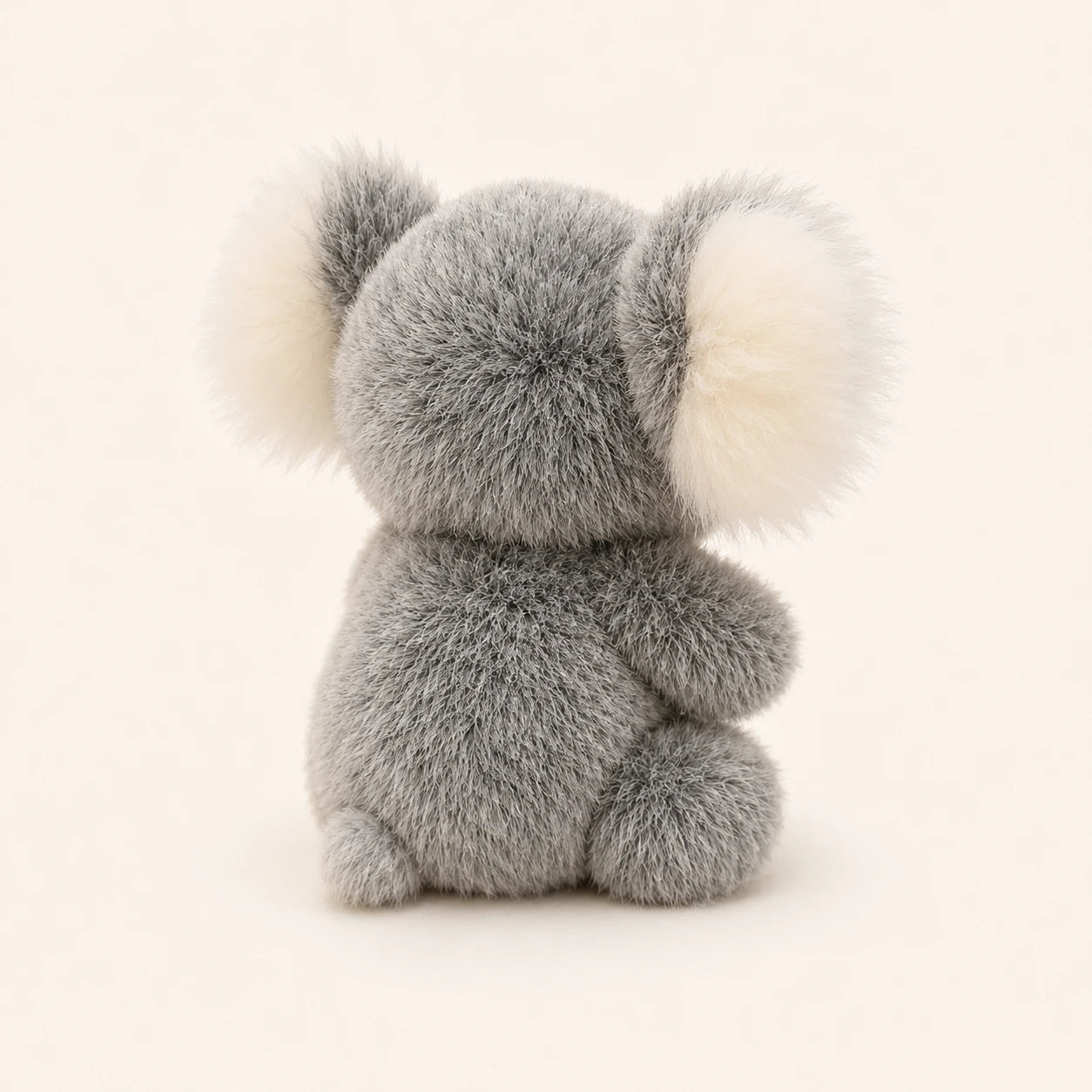 Peluche koala, vue de trois-quarts arrière, fond ivoire