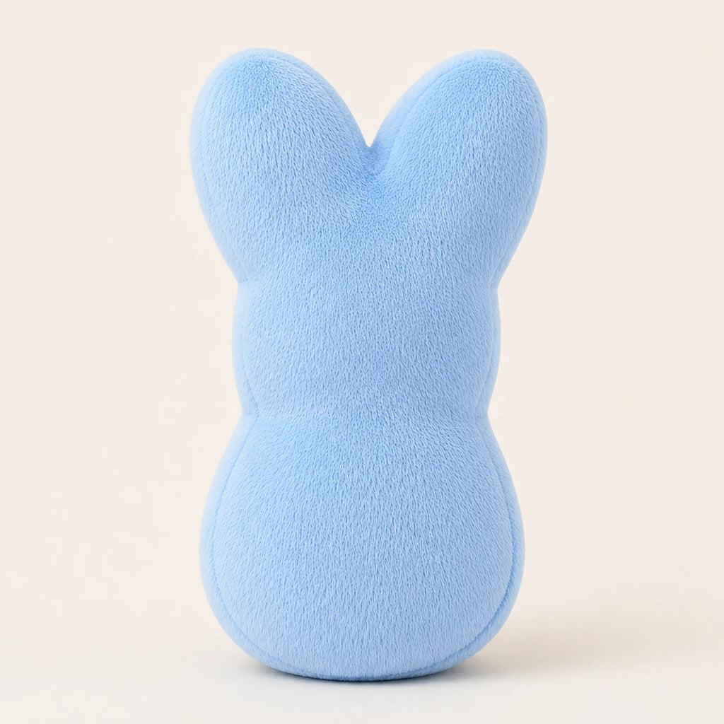 Peluche lapin de Pâques bleu, vue de dos, fond ivoire