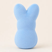 Peluche lapin de Pâques bleu, vue de dos, fond ivoire
