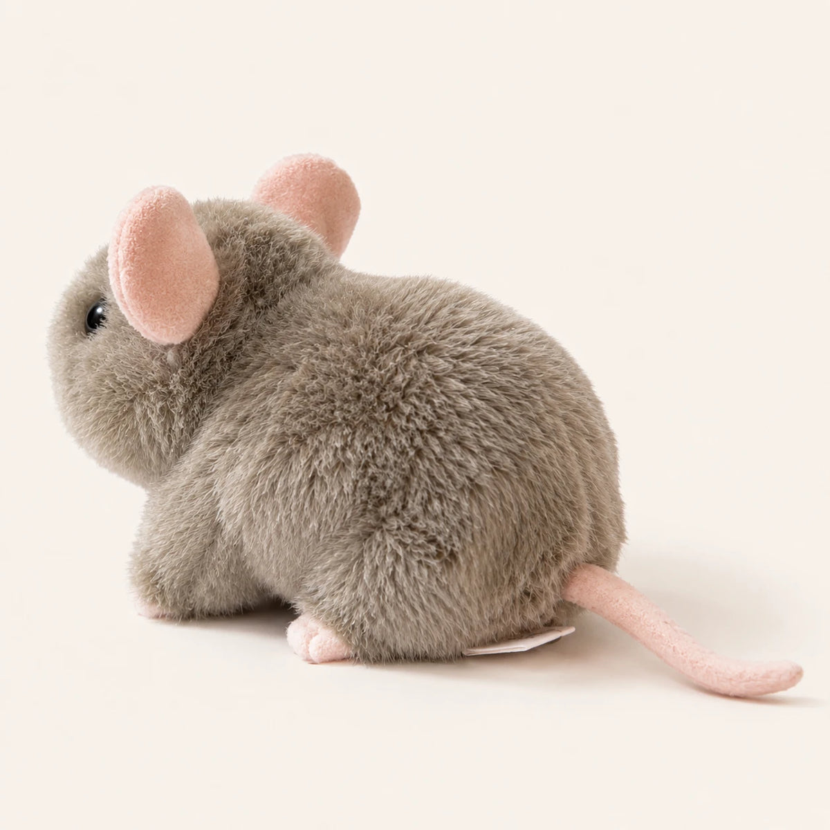Peluche souris grise, vue de profil sur fond ivoire