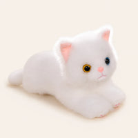 Peluche chat blanc réaliste vue de côté, fond ivoire