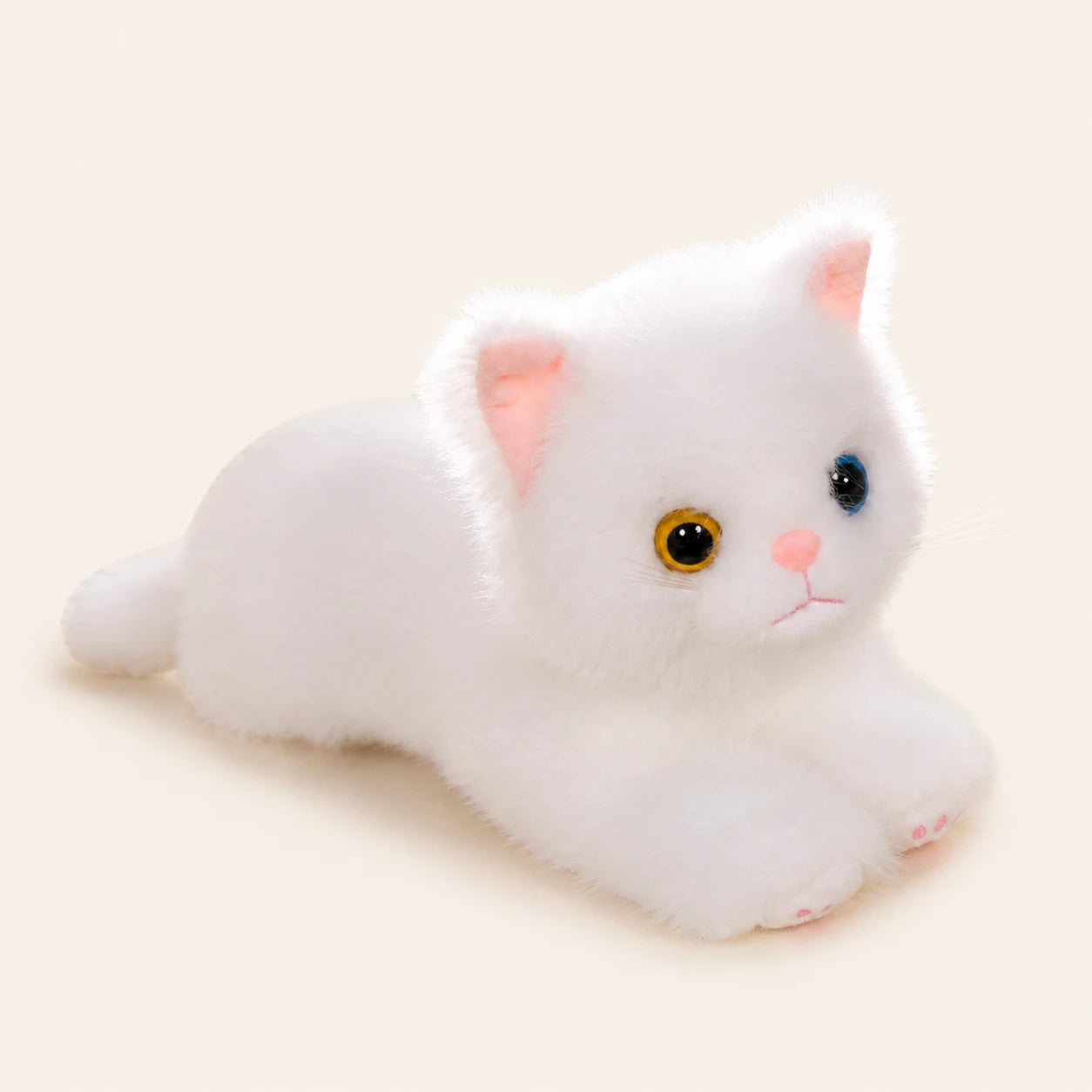 Peluche chat blanc réaliste vue de côté, fond ivoire