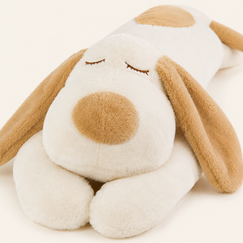 Peluche chien allongé, détail du visage et des oreilles
