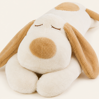 Peluche chien allongé, détail du visage et des oreilles