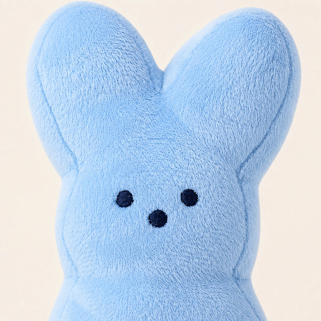 Peluche lapin de Pâques bleu, gros plan sur la texture et le visage