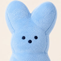 Peluche lapin de Pâques bleu, gros plan sur la texture et le visage