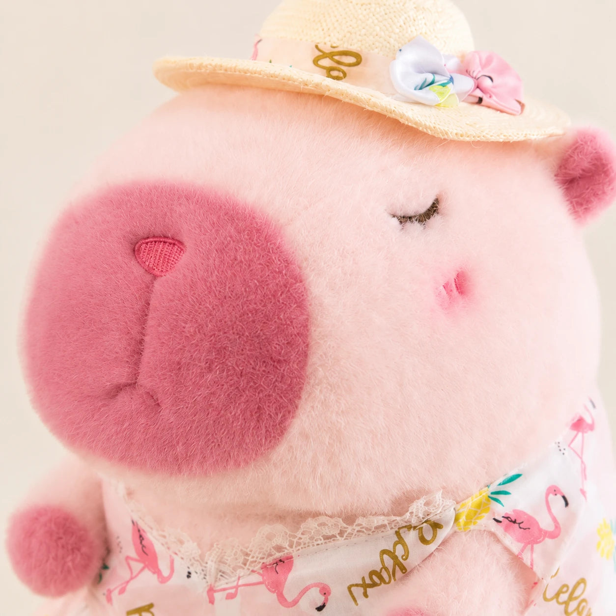 Gros plan sur le visage de la peluche capybara