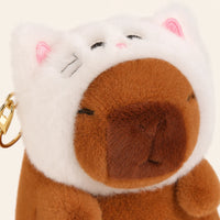 Gros plan du visage de la peluche capybara à capuche chat - Royaume Peluche