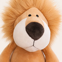 Gros plan sur le visage et la crinière de la peluche lion
