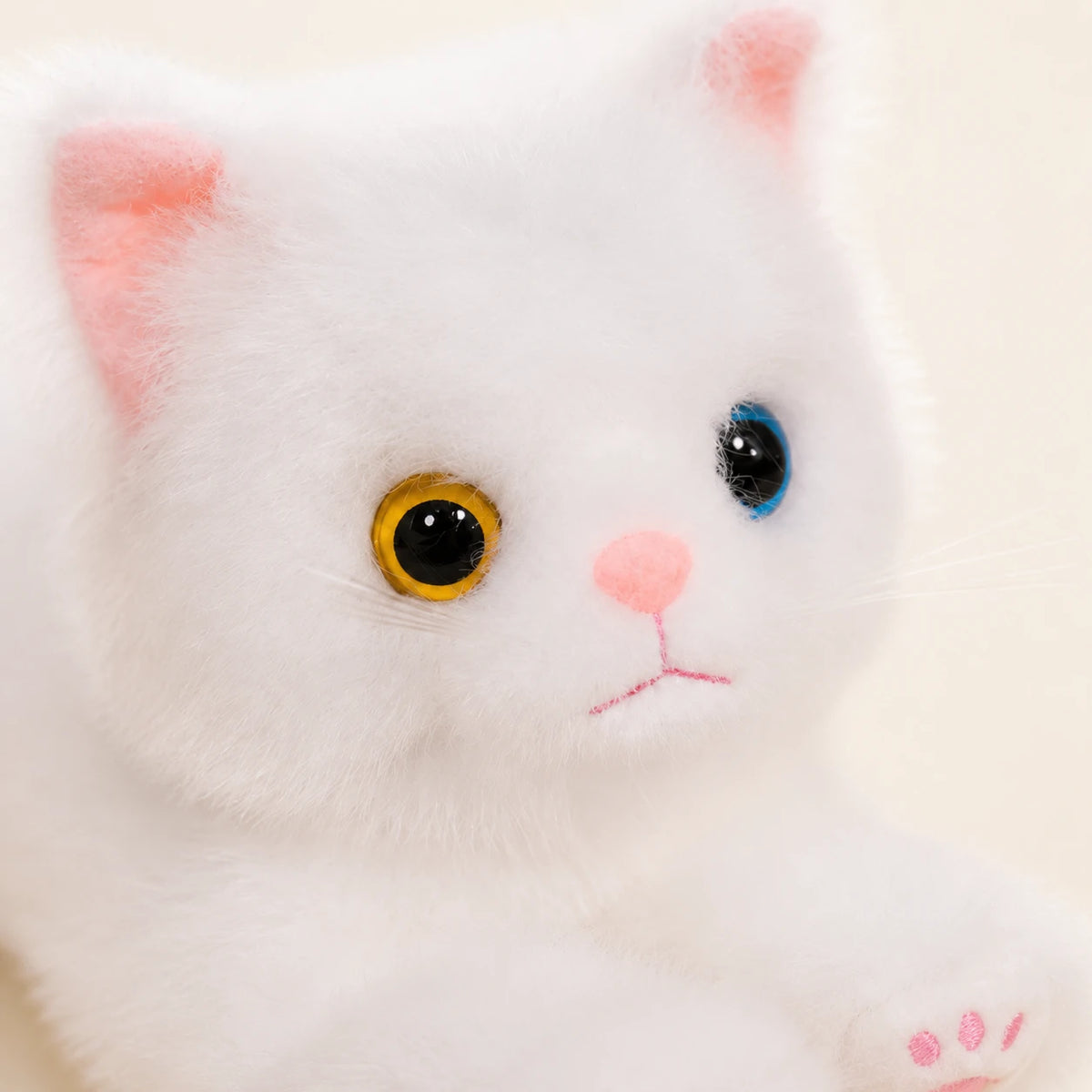 Gros plan du visage de la peluche chat blanc, yeux et truffe