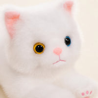 Gros plan du visage de la peluche chat blanc, yeux et truffe