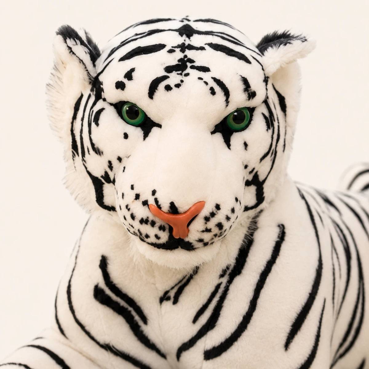 Gros plan sur le visage de la peluche tigre blanc