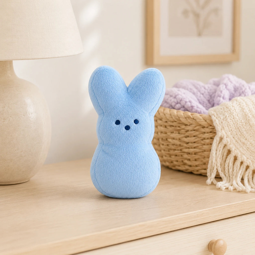 Peluche lapin de Pâques bleu en situation dans un intérieur cosy