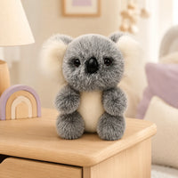 Peluche koala posee sur une commode dans une chambre douce