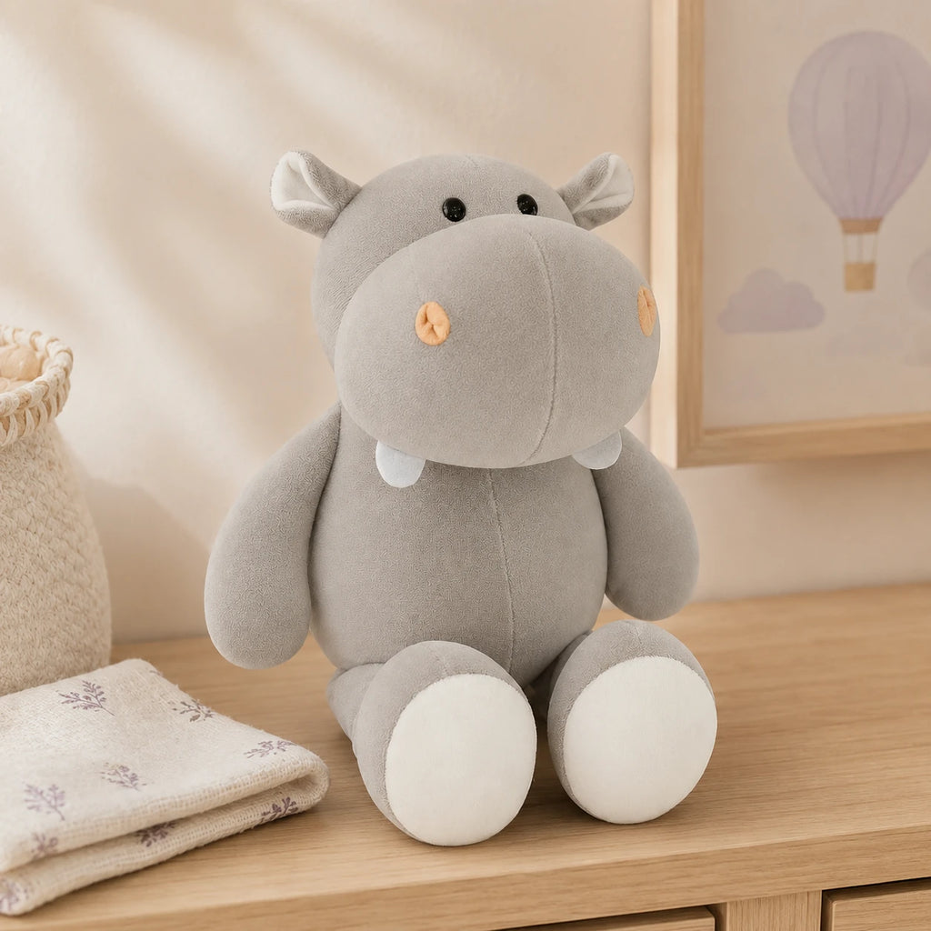 Peluche hippopotame grise posée sur une commode, ambiance chaleureuse