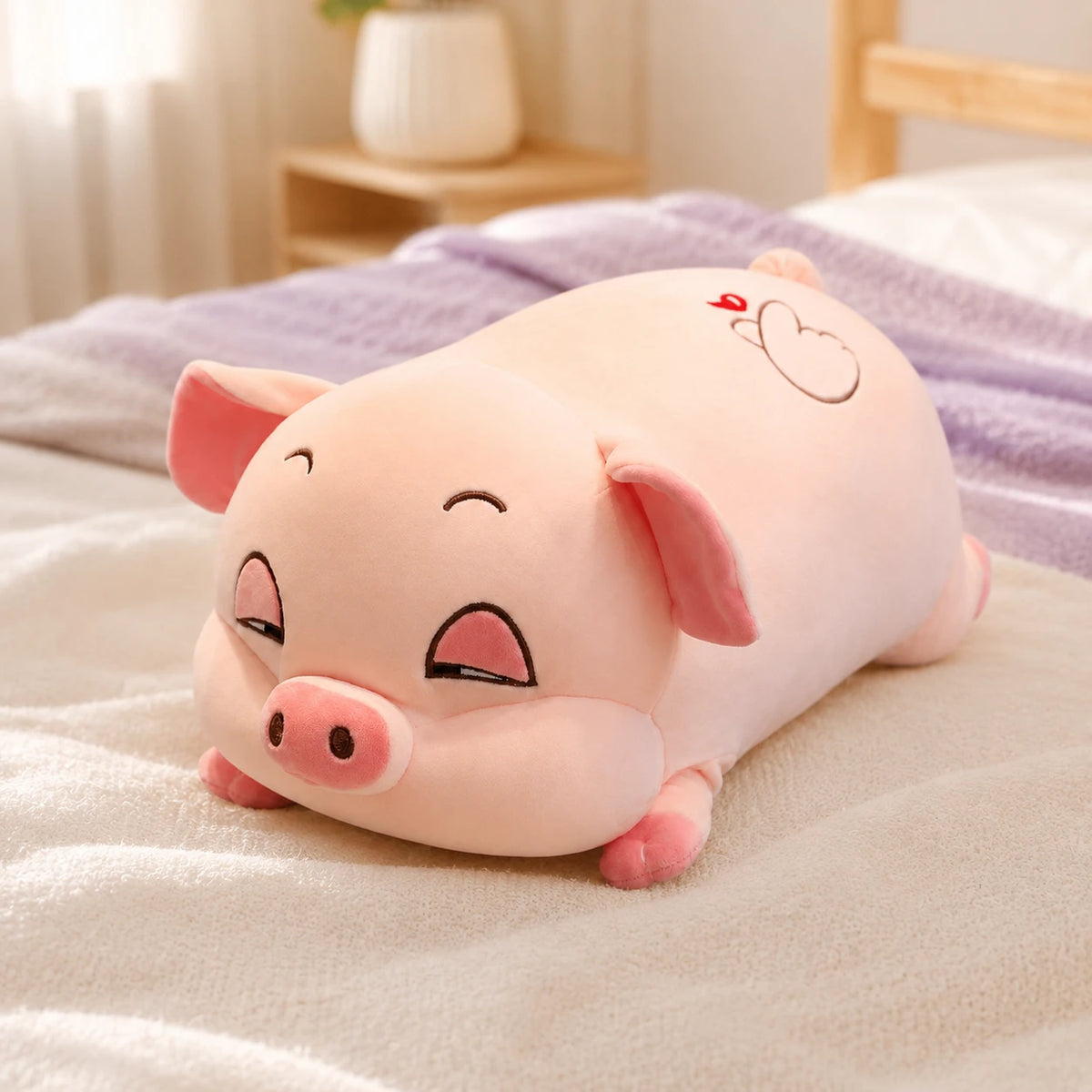 Peluche cochon dodu rose posee sur un lit douillet, mise en situation