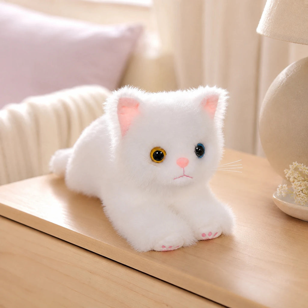 Peluche chat blanc posée sur une table dans un intérieur cosy
