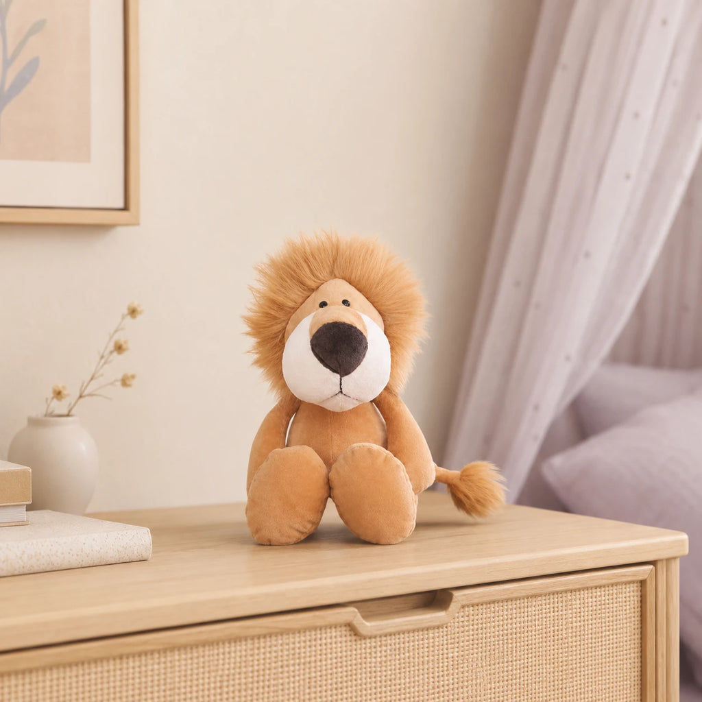 Peluche lion posée sur une commode dans une chambre douce
