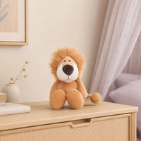 Peluche lion posée sur une commode dans une chambre douce