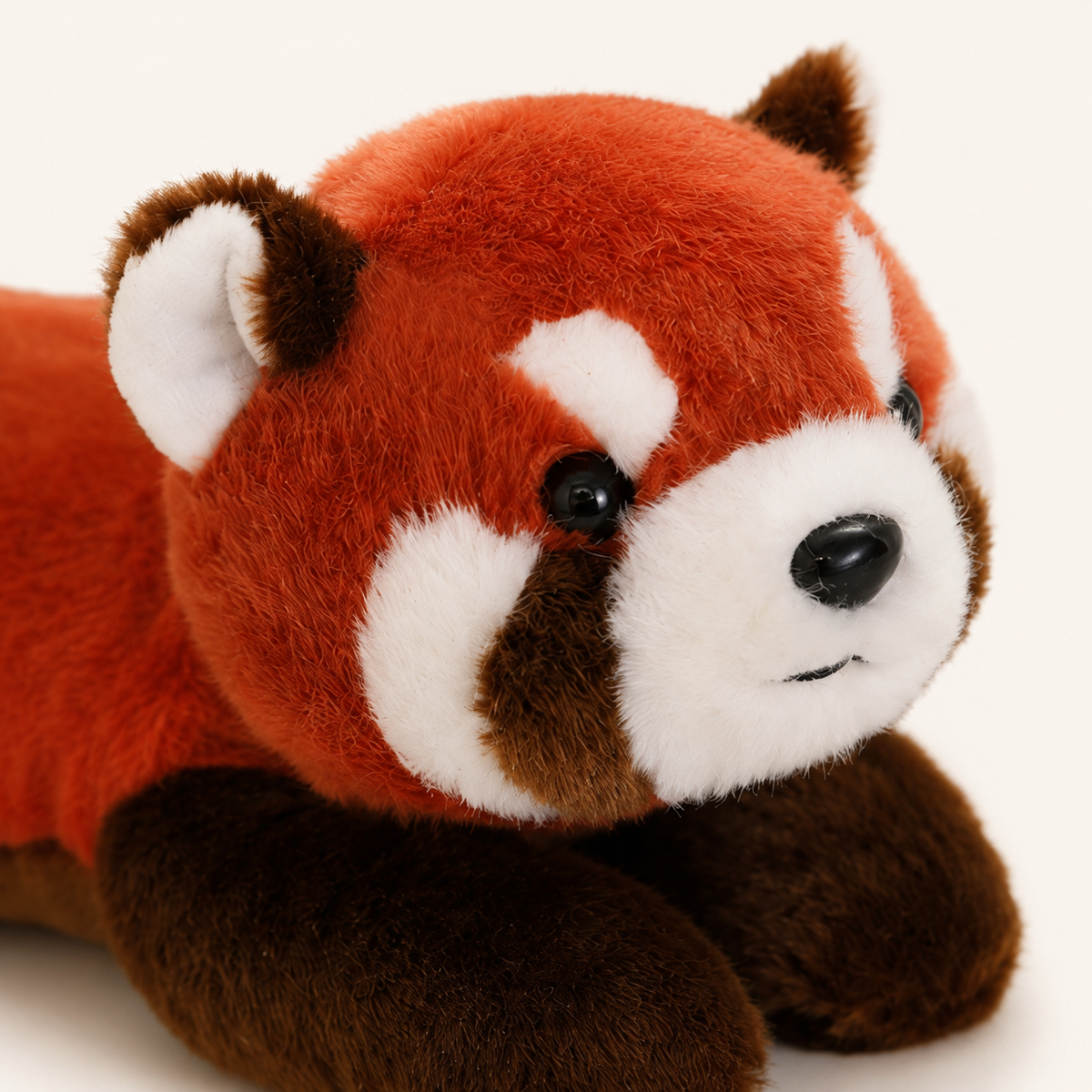 Gros plan sur le visage de la peluche panda roux
