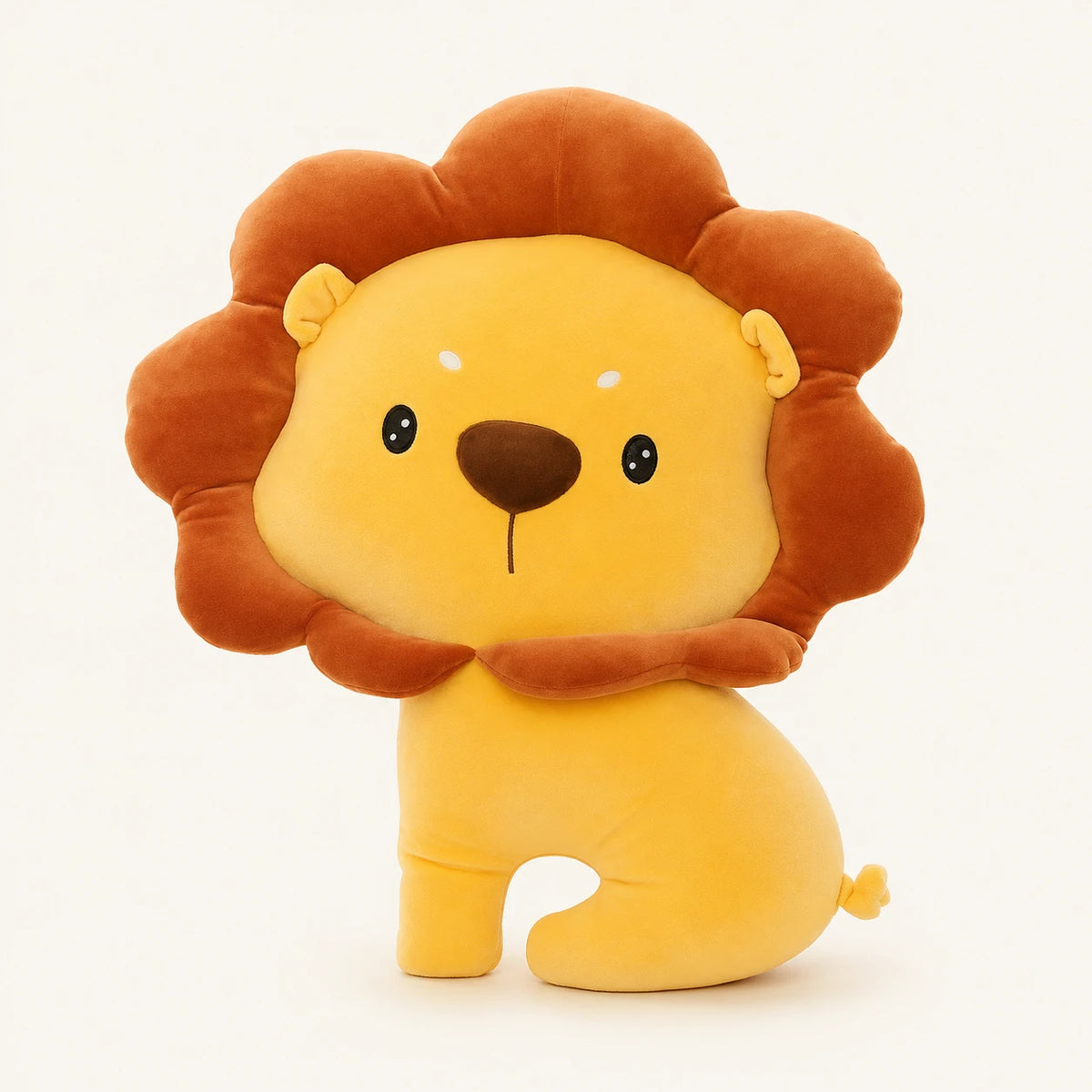 Coussin peluche lion jaune et marron, vue de face sur fond ivoire