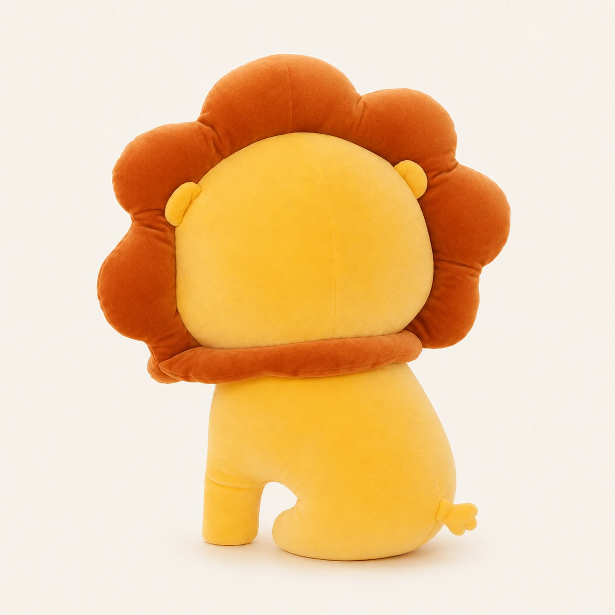 Coussin peluche lion, vue de dos sur fond ivoire