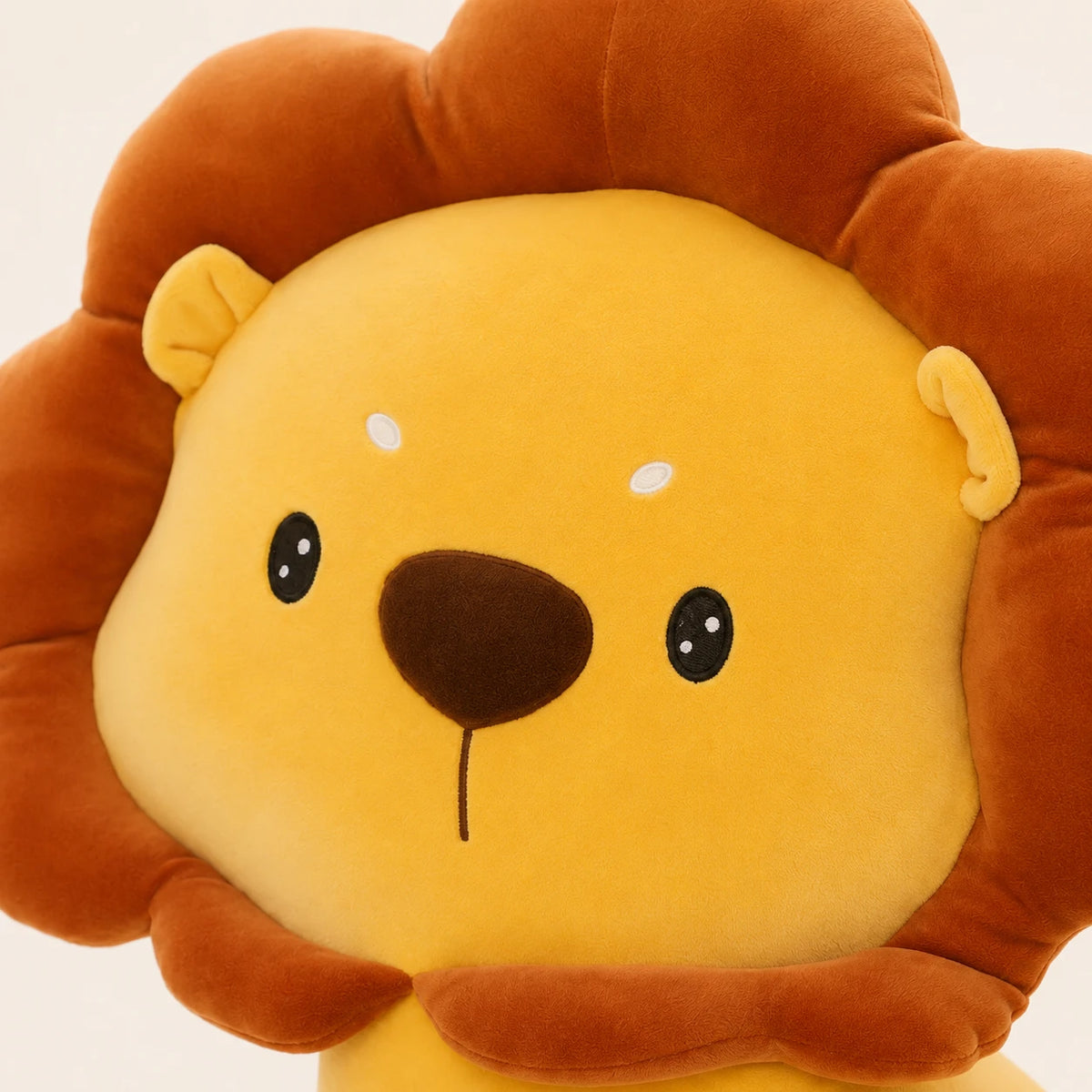 Gros plan sur le visage et la texture du coussin peluche lion