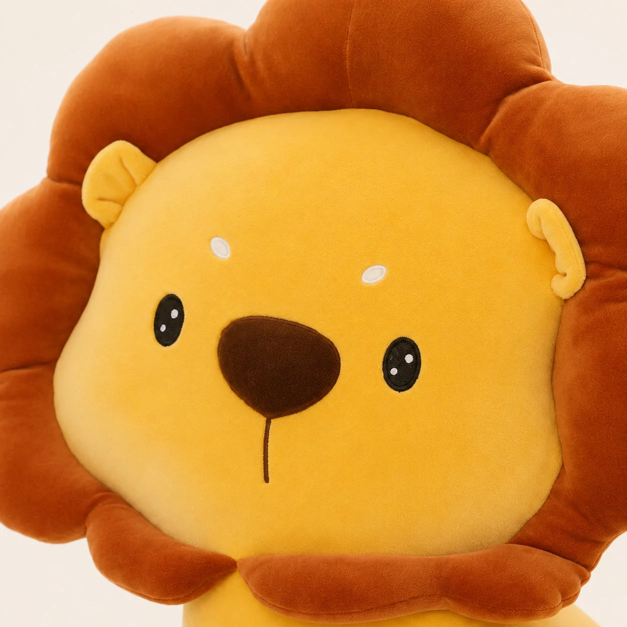 Gros plan sur le visage et la texture du coussin peluche lion