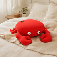 Coussin peluche crabe rouge - mise en situation