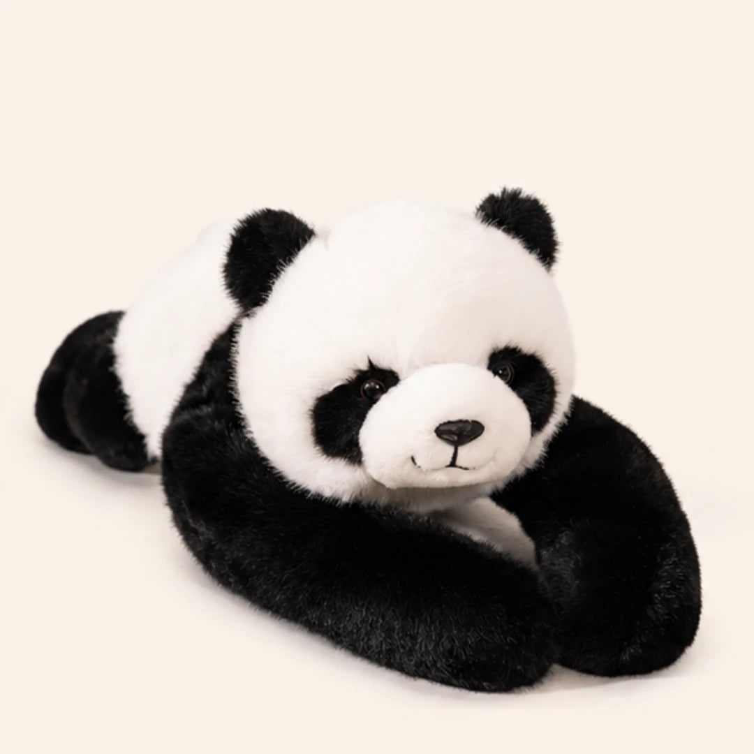 Peluche panda noir et blanc, vue de face sur fond ivoire